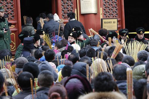 2月10日,市民在北京雍和宫上香祈福.
