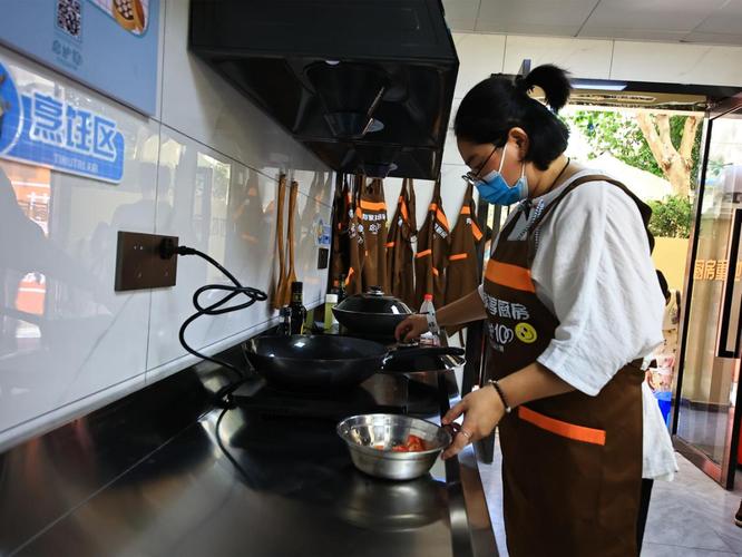 浙江温州:街道建共享厨房为患者解忧难