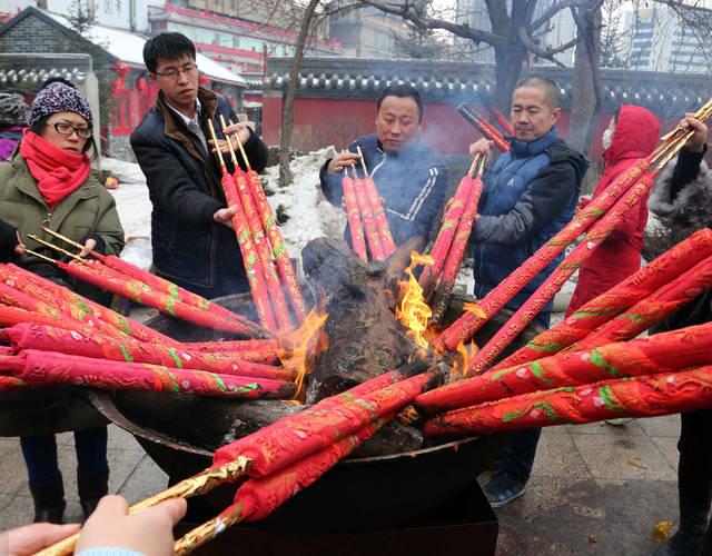这一活动源于中国民间信俗,在春节期间,人们习惯于到寺庙上香.